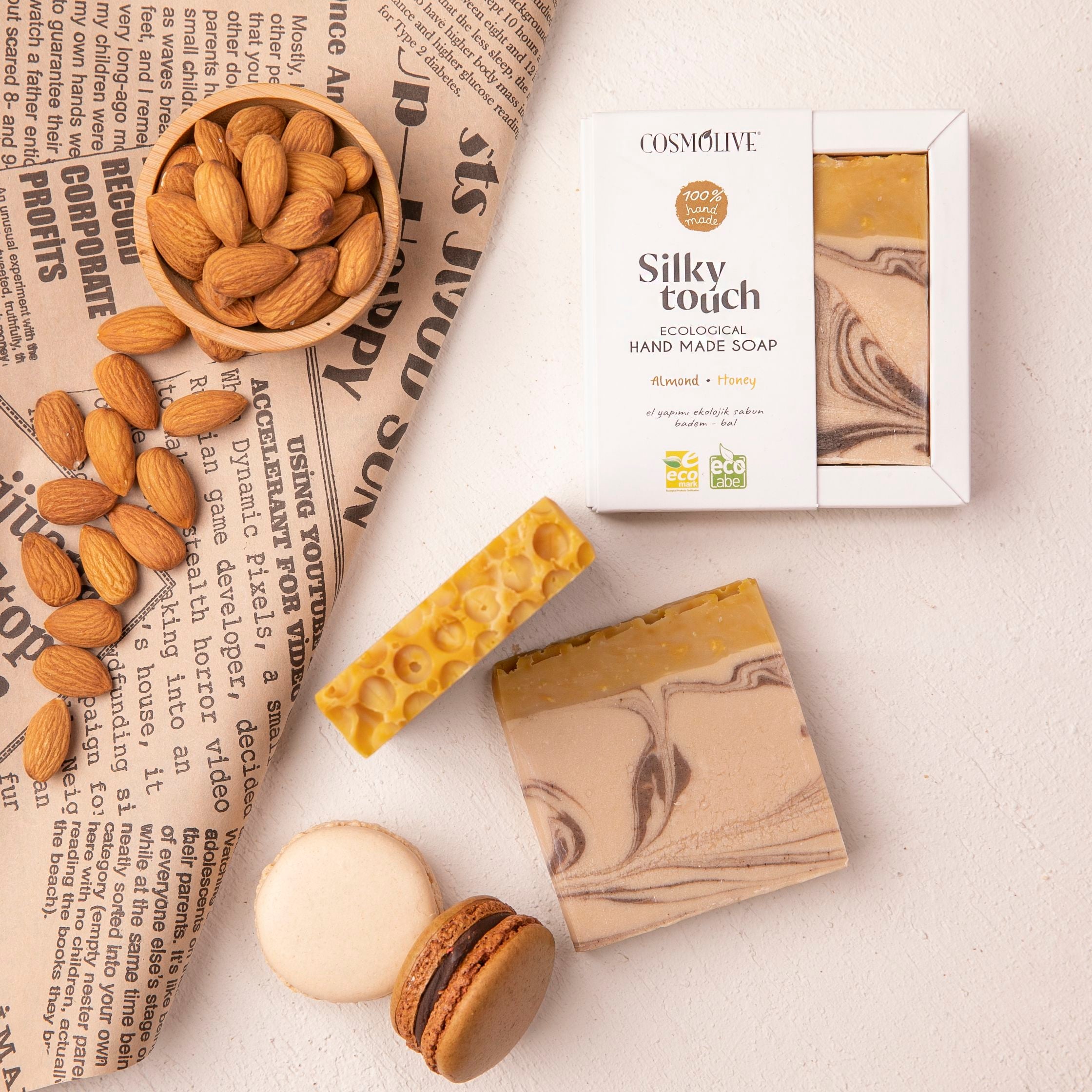 Cosmolive prírodné ručne vyrobené mydlo Silky Touch s mandľami a medom 100g